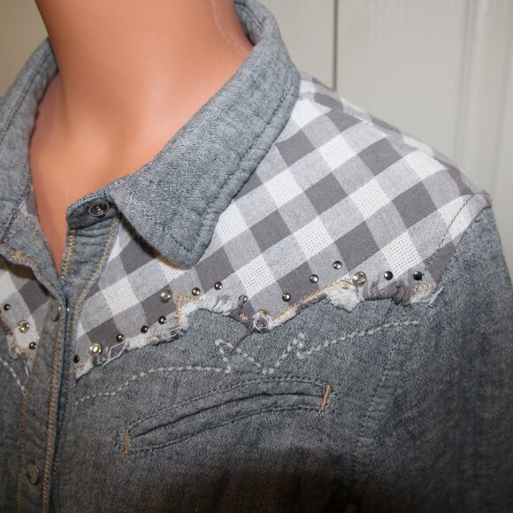 LN! Miss Me Gray Y2K Size LARGE Rhinestone Stud Embellished Pearl Snap Top - Picture 9 of 12